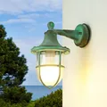 Produktbild: Licht-Erlebnisse Außenlampe Messing, Wandleuchte Außen E27, Maritim Lampe Antik Grün, T:22 cm, IP64, Laterne, Haus, Terrasse, Balkon, Rustikal, Outdoor Wandleuchte