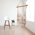 Produktbild: Hängesessel aus Jute – Makramee Netzdesign – 225 x 45 cm – Boho Hängestuhl für Indoor & Outdoor – Naturfarben – Inkl. Holzstab – Handgefertigt & dekorativ