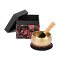 Produktbild: Bodhi Indische Klangschale Ø 11 cm | Klangschalen Set inkl. Kissen, Klöppel & Geschenkbox | Singing Bowl mit Buddha Verzierung | Ideales spirituelles Geschenk | Meditationszubehör aus Messing