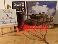 Produktbild: Revell 03342 Leopard 2A6M+ Neu mit Wechsel Diorama Beleuchtung