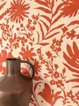 Produktbild: Newroom Tapete Rot Vlies Blumentapete - Floral Romantisch Modern Blüten Blätter für Wohnzimmer Schlafzimmer