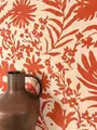 Produktbild: Newroom Vliestapete Narcisa Red Tapete Mustertapete Blumen,Blüten,Blätter, Rot Tapete Floral Blumen - Mustertapete Blumentapete Rostrot Beige Romantisch Modern Blüten Blätter für Wohnzimmer Schlafzimmer Küche, Blumentapete