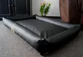 Produktbild: Hundebettenmanufaktur Hundebett Hundesofa Schlafplatz wendbar komplett aus Kunstleder PicoBello Farbe und Größe wählbar (110 cm X 80 cm, schwarz)