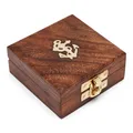 Produktbild: 7x7x2,5cm natur Holzbox massiv Messing Verschluss gold maritime Deko Geschenk