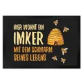 Produktbild: trendaffe - Hier wohnt EIN Imker mit dem Schwarm seines Lebens Fußmatte XL mit Bienen Motiv