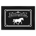 Produktbild: speecheese Hereingetrabt Pferde und Reiter Fußmatte in 35x50 cm in Dunkelgrau Türvorleger für Stall Pferdeliebhaber Hof Reiter Geschenk Pferd Schmutzfangmatte traben Türmatte