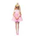 Produktbild: Barbie Deluxe Style-Puppe Nr. 3 mit Barbiecore-Outfit, blonden Haaren in hohem Dutt, pastellrosa Kleid mit überdimensionaler Schleife und Accessoires wie Netzstrumpfhosen, HYV27