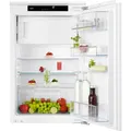 Produktbild: AEG Einbau-Kühlschrank 88cm mit 4-Sterne-Gefrierfach, Serie 5000 OptiSpace: 1x vielfach verstellbare & 1x teilbare Glasablage, großer Kühl- (104L) & Gefrierraum (14L), LCD-Display, Festtür, TSF5O88WDF