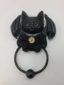 Produktbild: Nemesis Now Vampuss Katze Türklopfer 20cm Harz Schwarz Fledermaus Deko