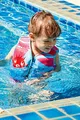Produktbild: BECO-Sealife Schwimmweste Kinder 1-3 Jahren, Schwimmlernweste für Kinder von 15-19 kg mit variablen Auftriebskörpern, Beingurt und langem Reißverschluss – in Blau/Pink