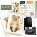Produktbild: Amari ® Baby Fußabdruck Set mit 2 Tierpostern (Motiv Löwe) & Clean Touch Pad - Geschenke zur Geburt - Fußabdruck Baby Tierbild - Baby Abdruckset - Fussabdruck Baby - Babyparty Geschenk