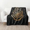 Produktbild: Harry Potter Wohn-Decke 150x200 cm ☆ Coral Fleece-Decke Hogwarts Wappen Fanartikel Kuscheldecke für Kinder und Erwachsene ☆ Geschenk, Überwurf schwarz