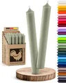 Produktbild: Stabkerzen Salbeigrün, Eukalyptus Grün - Premium Qualität [Made in Germany] - 10 Spitzkerzen durchgehend gefärbt - 22mm Durchmesser, 18cm Höhe - Kerzenfarm Hahn - lange Brenndauer (8+ Stunden)