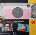 Produktbild: Kodak PRINTOMATIC Digitale Sofortbildkamera Sticky-Back-Funktion-Rosa NEU & OVP
