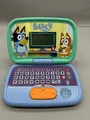 Produktbild: VTech Bluey Lernlaptop – Lerncomputer mit QWERTZ-Tastatur und Inhalten zu