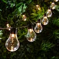 Produktbild: Lights4fun Transparente Glühbirnen-Lichterkette | mit 20 warmweißen LEDs | Batteriebetrieben & mit Timer | für Außen und Innen | Garten Balkon Baum Outdoor Dekoration Sommer Frühling | Länge 7,75 m