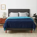 Produktbild: Amazon Basics Ganzjahresdecke, 4 Jahreszeiten Waschbare Bettdecke Ohne Bezug, Wendbare Tagesdecke aus Mikrofaser, 220 x 240 cm, Marineblau/Himmelblau