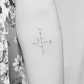 Produktbild: Inkster Tattoo Minimalistischer Kompass | NEU: Verbesserte Qualität | Hautfreundlich & EU Kosmetikzertifiziert | hochwertige Temporäre Tattoos aus pflanzlichen Inhaltsstoffen | wasserfest