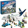 Produktbild: LEGO 60367 City Passagierflugzeug Spielzeug-Set, großes Flugzeug-Modell mit Fahrzeugen des Flughafen-Bodenpersonals: Vorfeldbus, Pushback-Schleppe... - Bronze