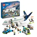 Produktbild: LEGO 60367 City Passagierflugzeug Spielzeug-Set, großes Flugzeug-Modell mit Fahrzeugen des Flughafen-Bodenpersonals: Vorfeldbus, Pushback-Schlepper, Catering-Lader, Gepäckwagen und 9 Minifiguren