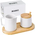 Produktbild: MIAMIO - Milch und Zucker Set mit Deckel und Löffel/Keramik Milchkännchen mit Holz Tablett - Mikrowellen- und Spülmaschinenfest (Weiß)