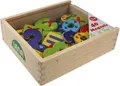 Produktbild: Lena 65824 Magnet Zahlen und Rechenzeichen in Holzkiste, mit 40 magnetischen Zeichen zum Rechnen in verschließbarer Kiste aus Holz, Rechenset mit Holzzahlen für Kinder ab 3 Jahre, Mehrfarbig, Klein