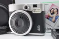 Produktbild: Fujifilm Instax Mini 90 Neo Classic Sofortbildkamera schwarz mit Tasche & Fil...