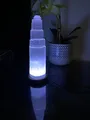 Produktbild: LANDSTER Selenit USB Lampe mit Farbwechsel Selenit Tischlampe LED Farbwechsel mit Holzsockel Ladeturm Selenit kristall nachttischlampe Edelstein lampe Reinigung Dekoration home decor (30 CM)