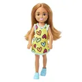 Produktbild: Barbie Chelsea-Puppe - 15 cm große Puppe mit Herzmuster-Kleid, blondem Haaren und blauen Augen, inkl. Outfit für kreativen Spielspaß, Geschenk für Kinder von 3 bis 7 Jahren, HNY57