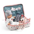 Produktbild: Djeco Puppe Vanille im Koffer | POMEA Babypuppe 32 cm mit Zubehör, weicher Körper, Schlafaugen, Kleidung & Accessoires | ab 18 Monate, Puppenset für unterwegs