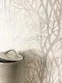 Produktbild: Vlies Tapete mit Baummuster Weiß Creme Metallic in edelster Ausführung | außergewöhnliches Tapeten Muster in moderner Landhaus Natur Optik für Design Liebhaber, inkl. Tapezier Ratgeber von Newroom