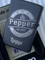 Produktbild: Zippo Benzin-Feuerzeug schwarz matt Aufdruck „Pepper Mindelzell e.V. Lugge“