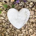 Produktbild: Radami Gartenfigur Grabherz Ihr fehlt uns, 10 cm, Gedenkstein weiß, Handarbeit