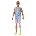 Produktbild: Barbie Ken Fashionistas Puppe Nr. 212 mit Beinprothese in Shirt mit Los Angeles-Aufschrift, fliederfarbenen Shorts und Turnshuhen, HJT11