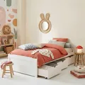 Produktbild: Bett MIA aus massiver Kiefer in weiß, schönes Funktionsbett mit 3 Schubladen, praktisches Jugendbett mit Liegefläche 90 x 190 cm