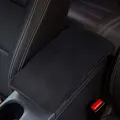 Produktbild: AMUSEPROFI Armlehnenbezug, Armlenenabdeckung, Armlehnenkissen, armrest cover, universal für Mittelarmlehne im Auto, Autozubehör für Männer, Schwarz