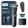 Produktbild: Philips Shaver Series 5000 – Elektrischer Nass- und Trockenrasierer mit SkinIQ Technologie, ausklappbarer Trimmer, Transporttasche, Reinigungsstation, Elektrik-Blau (Modell S5889/50)