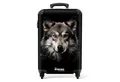 Produktbild: NoBoringSuitcases.com© Hartschalen-Trolley Wolfsporträt vor schwarzem Hintergrund 55x35x20cm, 4 Rollen, Reisetasche mit Rollen, Koffer Handgepäck Flugzeug