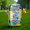 Produktbild: Pokémon Mini Tin Farbenfrohes Paldea Delfinator & Pachirisu 2 Booster + Sticker