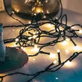 Produktbild: hellum LED Lichterkette Außen mit Timer, 23,9m beleuchtet 240 LED, Lichterkette warmweiß mit Fernbedienung, strombetrieben mit Stecker, Weihnachtsbaumbeleuchtung mit Kabel in grün 577167