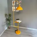 Produktbild: Moderne Stehlampe aus Gelb Metall mit Tablett und Beweglichem Kopf, E27-Sockel, Moderne Stehlampe für Wohnzimmer oder Schlafzimmer