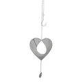 Produktbild: Ein silbernes, durchbrochenes Herzornament hängt an einer Kette