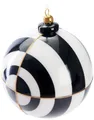 Produktbild: BRUBAKER Weihnachtsbaumkugel Premium Weihnachtskugel mit Kreis Muster - Gold, Schwarz und Weiß (1 St), 10 cm Glas Baumkugel mit Porzellan Topper - Handarbeit Christbaumkugel