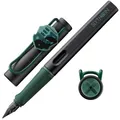 Produktbild: Lamy safari Harry Potter Slytherin Füller – Special Edition Füllhalter mit Wappen des Hauses - Stahlfeder in Strichbreite M – mit ergonomischen Griff – inkl. Tintenpatrone T10 blau – Rechtshänder