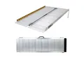 Produktbild: TRUTZHOLM Auffahrrampe Rollstuhlrampe klappbar 122 cm Traglast 272 kg Alu grau geriffelt (1-St), geriffelte Oberfläche, hohe Aufkantung, mit Tragegriff, klappbar