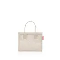 Produktbild: reisenthel daily shopper XS in teddy sand – Die kleinere Version unseres modernen, stromlinienförmigen Shoppers – eine praktische rechteckige Crossbody-Handtasche.