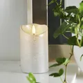 Produktbild: LED Kerze Rustik Optik Echtwachs flackernde Flamme 12,5cm Timer Batterie silber
