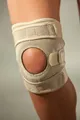 Produktbild: Kurze Neopren-Kniebandage mit integriertem Silikonring und Patellaaussparung