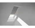 Produktbild: VELUX Dachfenster Verdunkelungsrollo grau mit weißem Alu-Rahmen elektronisch DML