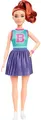 Produktbild: Barbie Fashionistas-Puppe Nr. 232 mit rotem Haar, sportlichem Jersey-Oberteil mit B-Aufdruck, violettem Faltenrock, Armbanduhr und Sneakern, HYT90